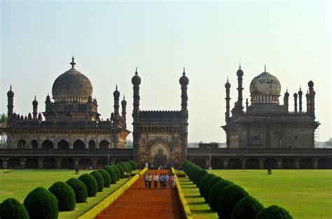 Bijapur's Gol Gumbaz: Een Akoustische Wonder van Steen en Monumentale Pracht!