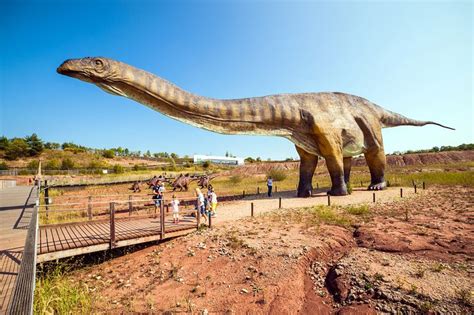 Wandelen door de tijd in het Huludao Dinosaur Theme Park! Een fossielenparadijs met reusachtige beesten