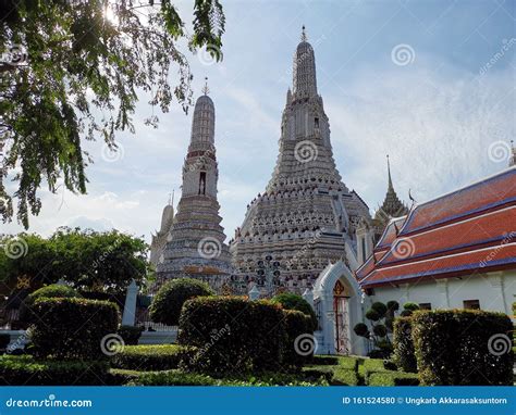  Wat Arun: Een Glinsterende Tempel aan de oevers van de Chao Phraya!