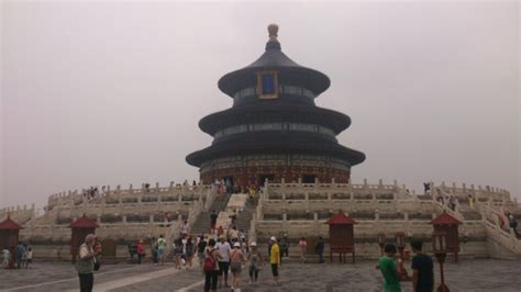   De Archeontische Tempel van de Drie Hemelse Meesters: Een Verborgen Schat in Zigong!