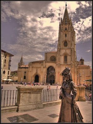 De Catedral de Oviedo: Een Meesterwerk van Architectuur en Geestelijke Verrukking!