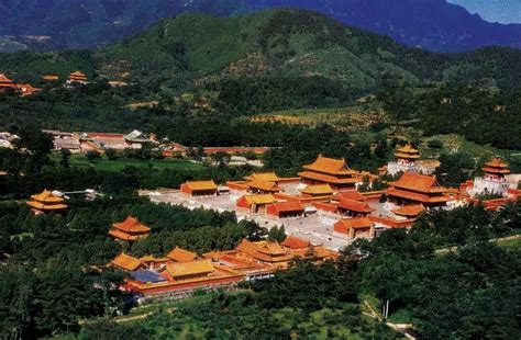  Het Mausoleum van de Qing-Dynastie: Een Reis Doorheen Tijd en Majesteit!