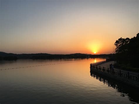 Taihu Lakeside: Een Oase van Kalmte met Schitterende Zonsondergangen!