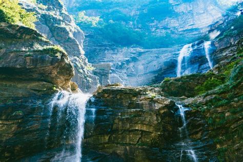 Het Verborgen Paradijs van de Lushan-Waterval: Een Sprookachtige Overvloed aan Natuurpracht!